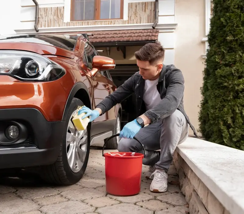 Lavage auto à domicile Belleville-en-Beaujolais : professionnel intervenant sur un véhicule